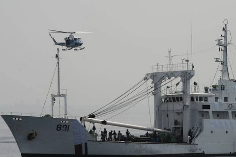 Một chiếc trực thăng bảo vệ bờ biển của Nhật Bản bay trên tàu bảo vệ bờ biển Philippines. (Nguồn: Getty Images)