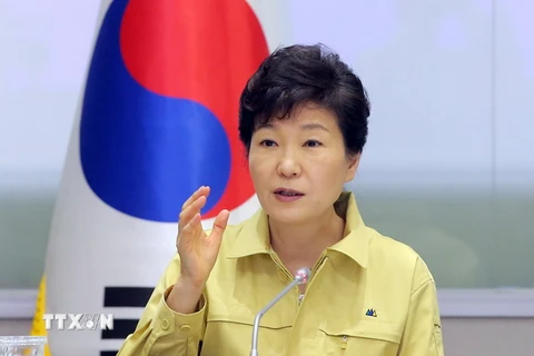 Tổng thống Hàn Quốc Park Geun-hye chủ trì cuộc họp tại Sejong, miền trung Hàn Quốc, thảo luận các biện pháp ngăn chặn sự lây lan của MERS. (Ảnh: AFP/TTXVN)
