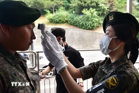 Kiểm tra thân nhiệt, một trong những biện pháp ngăn chặn sự lây lan của dịch bệnh MERS, tại lối vào Bộ Quốc phòng ở thủ đô Seoul ngày 9/6. (Ảnh: AFP/TTXVN)