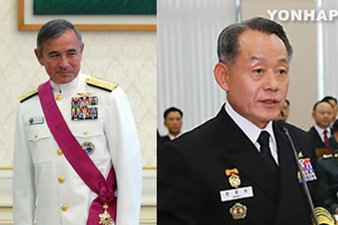 Tân Tư lệnh Bộ Chỉ huy Thái Bình Dương của Hải quân Mỹ đóng ở Trân Châu Cảng, Hawaii, Đô đốc Harry Harris cùng Chủ tịch Hội đồng tham mưu trưởng liên quân Hàn Quốc Choi Yoon-hee. (Nguồn: Yonhap)
