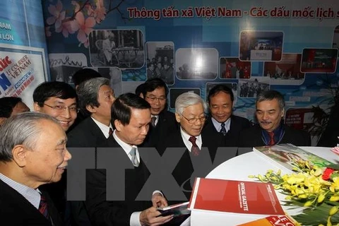 Tổng Bí thư Nguyễn Phú Trọng thăm gian trưng bày các ấn phẩm báo chí của Thông tấn Xã Việt Nam tại Hội báo Xuân Ất Mùi 2015. (Ảnh: Trí Dũng/TTXVN)