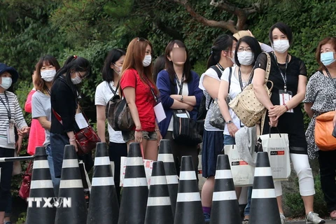 Khách du lịch tại thủ đô Seoul, Hàn Quốc đeo khẩu trang để phòng tránh lây nhiễm MERS ngày 13/6. (Nguồn: Yonhap/TTXVN)