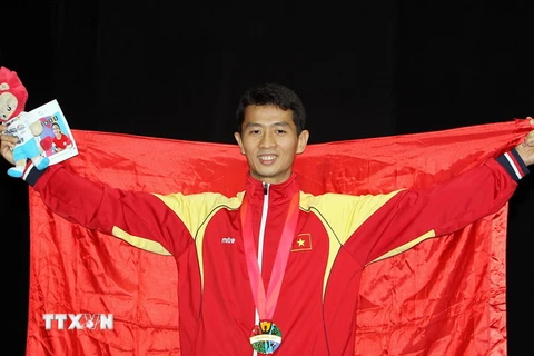 Vận động viên Diệp Ngọc Vũ Minh nhận huy chương vàng. (Ảnh: Quốc Khánh/TTXVN)