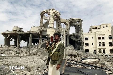 Tay súng Houthi tại khu vực đổ nát do bị máy bay liên quân oanh tạc tại thủ đô Sanaa. (Ảnh AFP/TTXVN)
