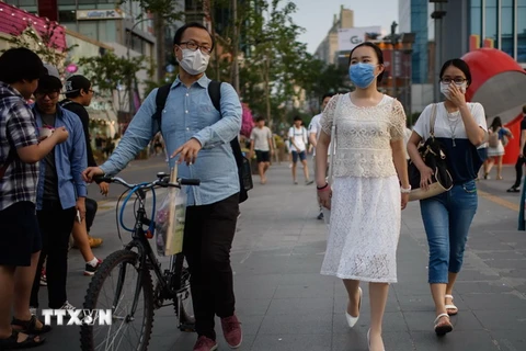 Người dân Hàn Quốc đeo khẩu trang để phòng tránh lây nhiễm MERS tại thủ đô Seoul. (Ảnh: AFP/TTXVN)
