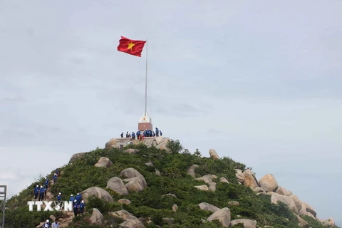 Cột cờ đầu tiên trong 7 cột cờ Tổ quốc được xây dựng tại các đảo tiền tiêu gần bờ của cả nước trên đảo Cù Lao Xanh, tỉnh Bình Định. (Ảnh: Ly Kha/TTXVN)