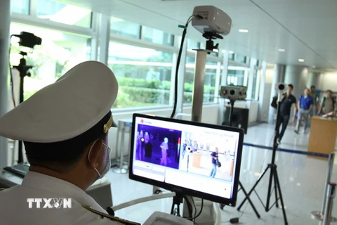 Khách đến từ những nước có dịch MERS-CoV được kiểm tra khu kiểm dịch Sân bay Tân Sơn Nhất. (Ảnh: Phương Vy/TTXVN)