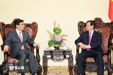 Thủ tướng Nguyễn Tấn Dũng tiếp Thứ trưởng Bộ Chiến lược và Tài chính Hàn Quốc Joo Hyung Hwan. (Ảnh: Đức Tám/TTXVN)