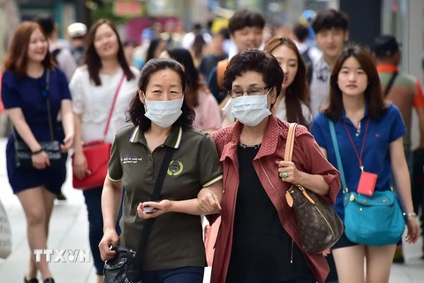 Người dân đeo khẩu trang phòng tránh MERS tại thủ đô Seoul ngày 19/6 vừa qua. (Ảnh: AFP/TTXVN)