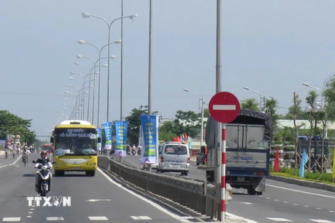 Các phương tiện tham gia giao thông trên đường nâng cấp, mở rộng Quốc lộ 1, đoạn qua địa phận tỉnh Quảng Nam. (Ảnh: Đoàn Hữu Trung/TTXVN)
