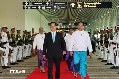 Quang cảnh lễ đón Thủ tướng Nguyễn Tấn Dũng tại sân bay Nay Pyi Taw. (Ảnh: Đức Tám/TTXVN)
