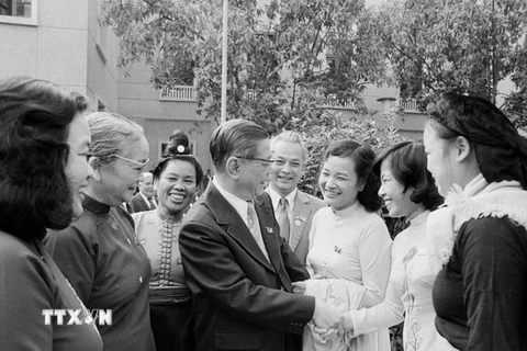 Tổng Bí thư Nguyễn Văn Linh gặp gỡ các đại biểu dự Đại hội Đảng lần thứ VI khai mạc ngày 15/12/1986, tại Hà Nội. (Ảnh: Minh Đạo/TTXVN)