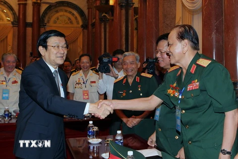 Chủ tịch nước Trương Tấn Sang và các cựu chiến binh Sư đoàn 324 thuộc Bộ Quốc phòng. (Ảnh: Nguyễn Khang/TTXVN)