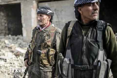 Chiến binh người Kurd tại trung tâm thị trấn Kobane. (Ảnh AFP/TTXVN)