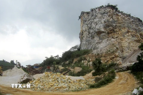 Khai thác đá ở xã Tuân Lộ, huyện Sơn Dương, tỉnh Tuyên Quang. (Ảnh: Văn Tý/TTXVN)