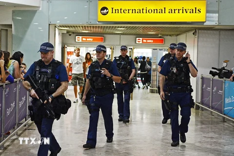 Cảnh sát Anh gác tại cửa sân bay Heathrow, phía Tây London. (Ảnh: AFP/TTXVN)