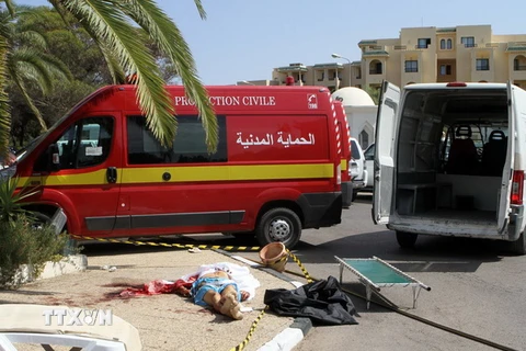Thi thể các nạn nhân sau vụ xả súng ở Sousse. (Ảnh: AFP/TTXVN)