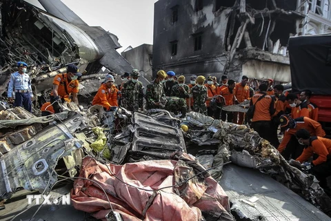 Binh sỹ Indonesia làm việc tại hiện trường vụ tai nạn. (Ảnh: THX/TTXVN)
