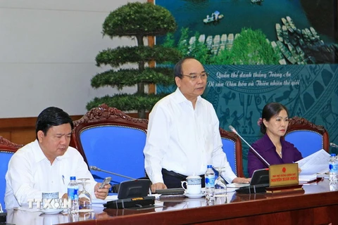 Phó Thủ tướng Nguyễn Xuân Phúc, Chủ tịch Ủy ban an toàn giao thông Quốc gia chủ trì Hội nghị trực tuyến công tác bảo đảm trật tự an toàn giao thông 6 tháng đầu năm 2015. (Ảnh: Doãn Tấn/TTXVN)