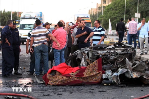 Cảnh sát Ai Cập điều tra tại hiện trường vụ nổ gần một trạm cảnh sát ở tỉnh Giza, gần thủ đô Cairo. (Ảnh: THX/TTXVN)