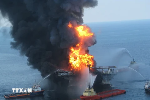 Các tàu cứu hỏa phun nước dập lửa bốc lên từ những phần còn lại của giàn khoan Deepwater Horizon ở Vịnh Mexico thuộc Mỹ, ngày 22/4/2010. (Ảnh: AFP/TTXVN)