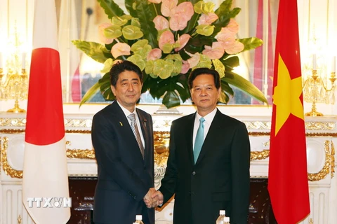 Thủ tướng Shinzo Abe và Thủ tướng Nguyễn Tấn Dũng trước khi bước vào hội đàm. (Ảnh: Đức Tám/TTXVN)
