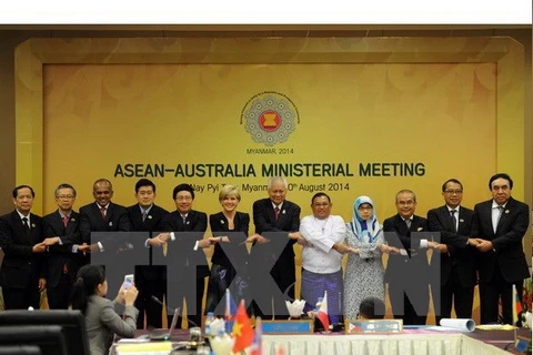 Ngoại trưởng Australia Julia Bishop và các Ngoại trưởng ASEAN chụp ảnh chung tại Hội nghị Ngoại trưởng ASEAN-Australia ngày 10/8/2014. (Nguồn: AFP/TTXVN)