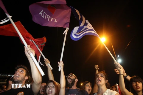 Người dân Hy Lạp ăn mừng tại thủ đô Athens sau khi có kết quả trưng cầu dân ý. (Ảnh: THX/TTXVN)