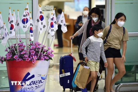 Khách du lịch đeo khẩu trang để phòng tránh lây nhiễm MERS tại thủ đô Seoul, Hàn Quốc ngày 17/6 vừa qua. (Ảnh: AFP/TTXVN)