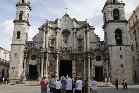Một nhóm du khách Mỹ ở nhà thờ tại Old Havana, Cuba. (Nguồn: AP)