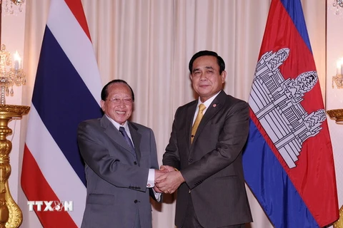 Thủ tướng Thái Lan Prayut Chan-o-Cha (phải) và Phó Thủ tướng, Ngoại trưởng Campuchia Hor Namhong. (Ảnh: THX/TTXVN)