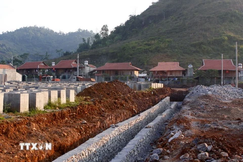 Xây dựng cơ sở hạ tầng tại điểm tái định cư phường Chiêng Sinh, thành phố Sơn La. (Ảnh: Ngọc Hà/TTXVN)