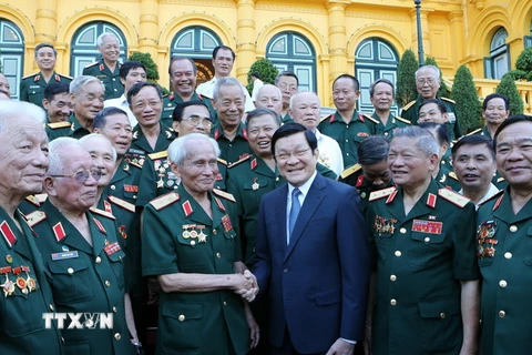 Chủ tịch nước Trương Tấn Sang với các đại biểu tại buổi gặp mặt. (Ảnh: Nguyễn Khang/TTXVN)