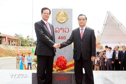 Thủ tướng Nguyễn Tấn Dũng và Thủ tướng Thongsing Thammavong tại Lễ khánh thành cột mốc đại số 460. (Ảnh: Đức Tám/TTXVN)
