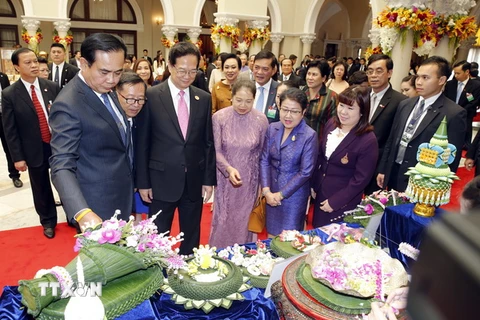 Thủ tướng Nguyễn Tấn Dũng cùng Phu nhân và Thủ tướng Thái Lan Prayuth Chan-o-cha cùng Phu nhân thăm các gian hàng thủ công mỹ nghệ Thái Lan. (Ảnh: Đức Tám/TTXVN)