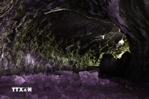 Một hang động núi lửa được tạo nên từ dòng chảy của dung nham. (Ảnh: Dương Giang/TTXVN)