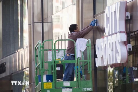 Công nhân dọn vệ sinh bên ngoài một tòa nhà ở New York ngày 4/10/2014. (Ảnh: AFP/TTXVN)