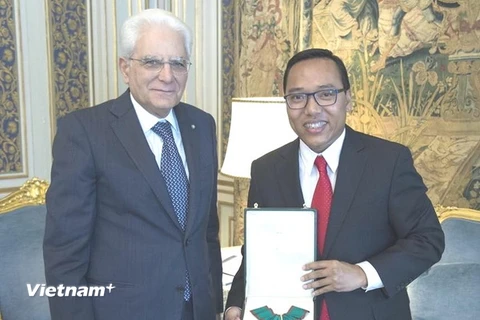 Tông thống Italy trao Huân chương công trạng cho Đại sứ Việt Nam tại Italy Nguyễn Hoàng Long. (Nguồn: Phủ Tổng thống Italy)