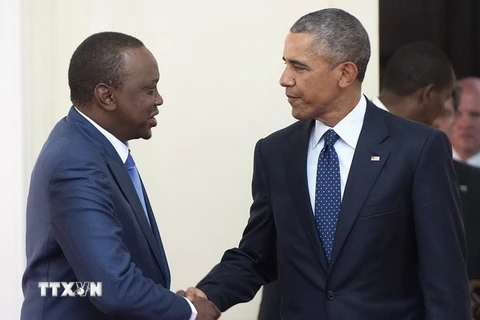 Tổng thống Kenya Uhuru Kenyatta (trái) và Tổng thống Mỹ Barack Obama đang trong chuyến thăm chính thức Kenya. (Ảnh: AFP/TTXVN) 