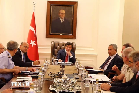 Thủ tướng Thổ Nhĩ Kỳ Ahmet Davutoglu (giữa) chủ trì cuộc họp an ninh tại thủ đô Ankara, thảo luận về bất ổn gia tăng tại khu vực giáp giới Syria, vào ngày 23/7 vừa qua. (Ảnh: AFP/TTXVN) 