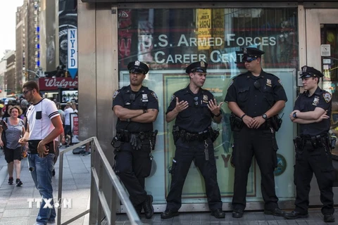 Cảnh sát Mỹ gác tại trung tâm tuyển quân trên Quảng trường Thời đại ở New York ngày 16/7 vừa qua. (Ảnh: AFP/TTXVN)