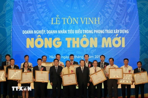 Phó Thủ tướng Chính phủ Vũ Văn Ninh tặng bằng khen của Thủ tướng Chính phủ cho 31 doanh nhân tiêu biểu. (Ảnh: Vũ Sinh/TTXVN) 