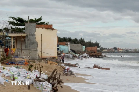 Xâm thực nghiêm trọng tại bờ biển thành phố Phan Thiết, tỉnh Bình Thuận do ảnh hưởng của biến đổi khí hậu. (Ảnh: Nguyễn Thanh/TTXVN)