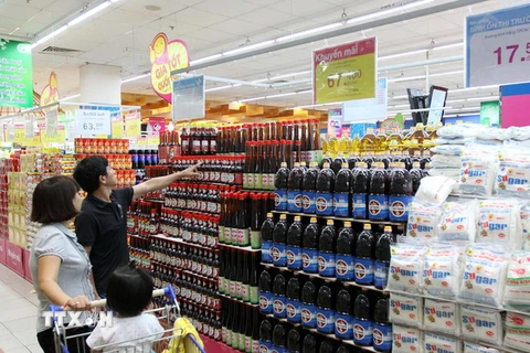 Người tiêu dùng mua hàng bình ổn thị trường tại hệ thống siêu thị Saigon Co.op-TP Hồ Chí Minh. (Ảnh: Thanh Vũ/TTXVN)