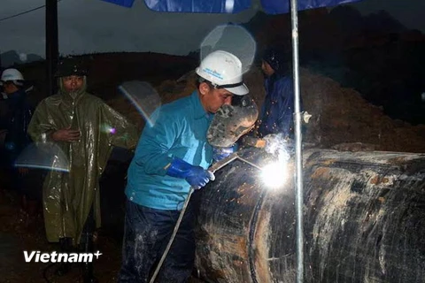 Tỉnh Quảng Ninh đang khẩn trương thi công đường ống dẫn nước sạch mới. (Ảnh: Nguyễn Hoàng/TTXVN)