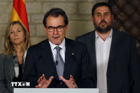 Lãnh đạo chính quyền xứ Catalonia Artur Mas (giữa). (Ảnh: AFP/TTXVN)
