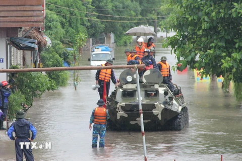 Điều động xe thiết giáp lội nước đến đưa dân ra khỏi vùng ngập lụt tại Uông Bí, tỉnh Quảng Ninh. (Ảnh: Nguyễn Hoàng/TTXVN)