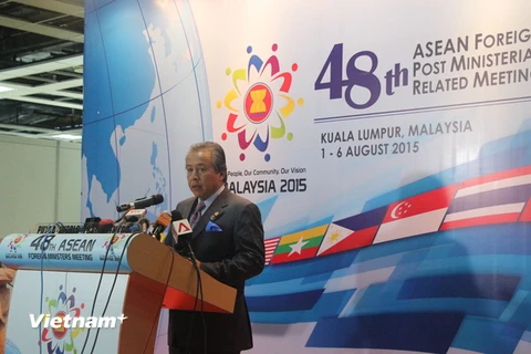 Bộ trưởng Ngoại giao Malaysia Anifah Aman phát biểu tại họp báo. (Ảnh: Kim Dung-Chí Giáp/Vietnam+)