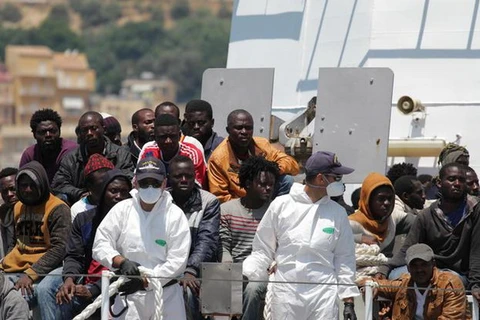 Những người di cư mới được cứu trên biển Địa Trung Hải vào cuối tháng Bảy vừa qua. (Nguồn: ANSA)