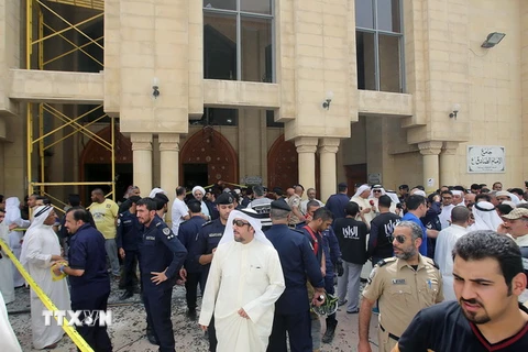 Lực lượng an ninh Kuwait tập trung bên ngoài nhà thờ Al-Imam al-Sadeq sau vụ đánh bom. (Ảnh: AFP/TTXVN)
